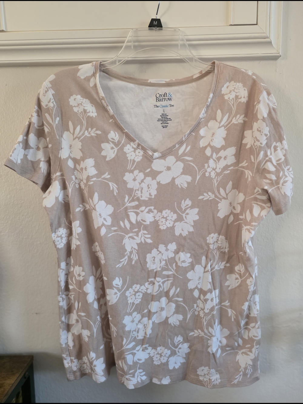 Croft & Barrow Floral V-Neck Short Sleeve Tee in Taupe and White Sz. L